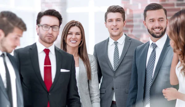 Профессиональная бизнес-команда, стоящая в офисе. — стоковое фото
