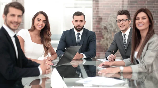 Gerente de negocios y empleados en una reunión de negocios de oficina —  Fotos de Stock