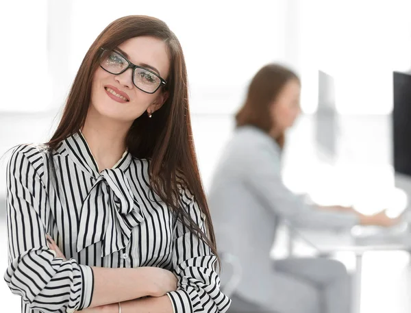 Mulher de negócios de sucesso no fundo de seu escritório — Fotografia de Stock