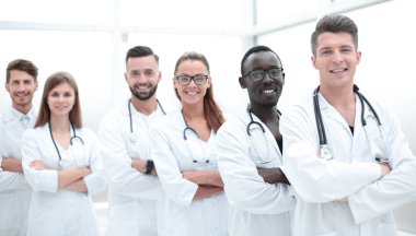 genç doktor kameraya bakıyor