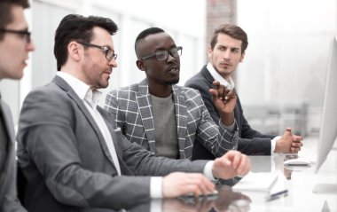 iş adamı ve iş ekibi bilgisayar odasında