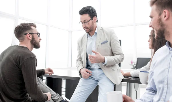 Geschäftskollegen diskutieren in der Kaffeepause über Neuigkeiten — Stockfoto