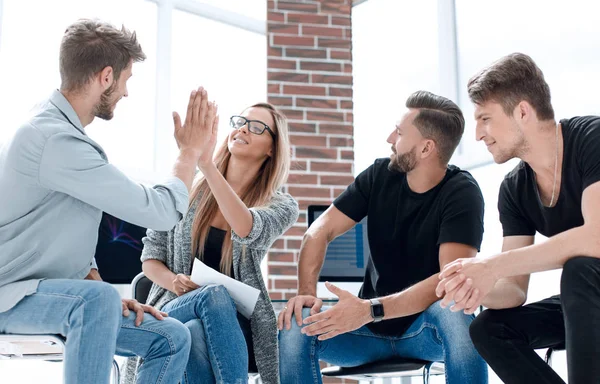 Bir Grup Şık Yaratıcı Meslektaşın Toplantıda Beyin Fırtınası Yapıyor — Stok fotoğraf