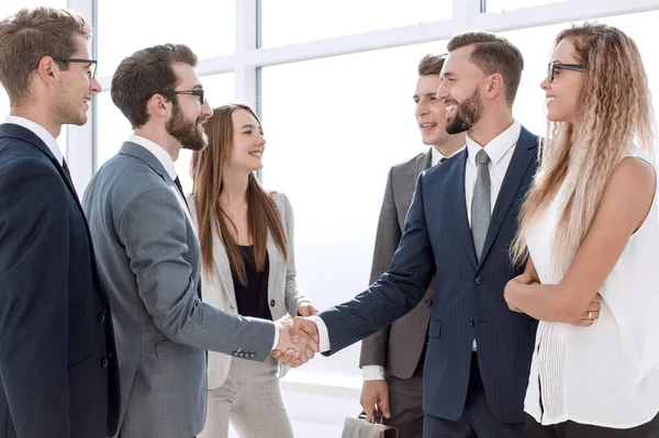 Üzletemberek kézfogása egy megbeszélésen az irodában — Stock Fotó