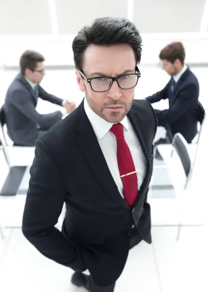 Close up.serious homme d'affaires debout dans la salle de conférence — Photo