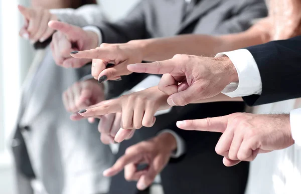 Vista laterale. mani il team di lavoro che ti indica — Foto Stock