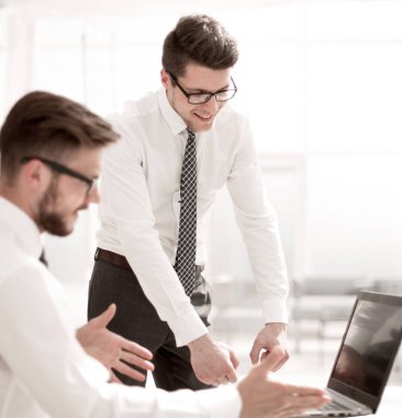 yakın çekim. Çalışanlar alınan bilgi tartışıyorlar