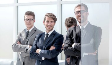 Ofiste duran bir grup iş adamı..