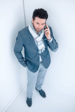 cep telefonu üzerinde konuşurken ciddi iş adamı