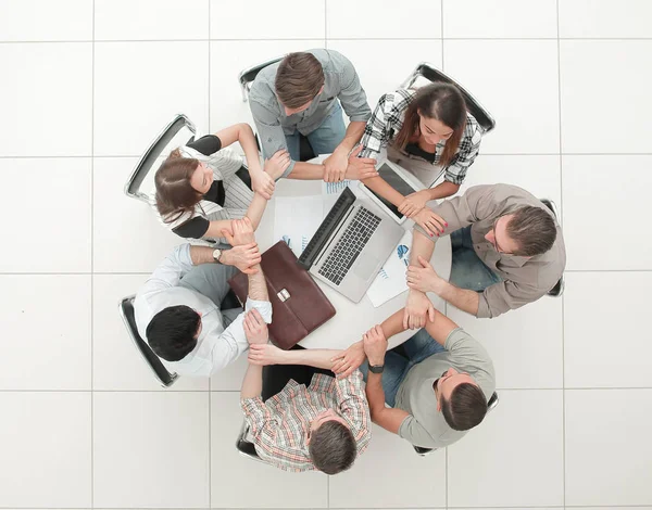 La gente del equipo de negocios se une formando círculo — Foto de Stock