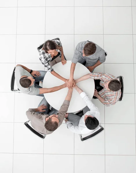 Topo view.single equipe de negócios sentado na mesa redonda — Fotografia de Stock