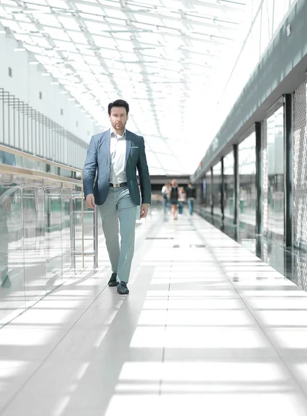 Affärsman som promenader i flygplatsen byggnaden — Stockfoto