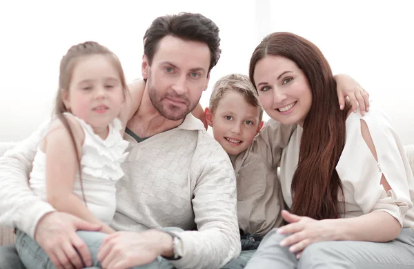 부모 그들의 아이 들 소파에 앉아 포옹 — 스톡 사진