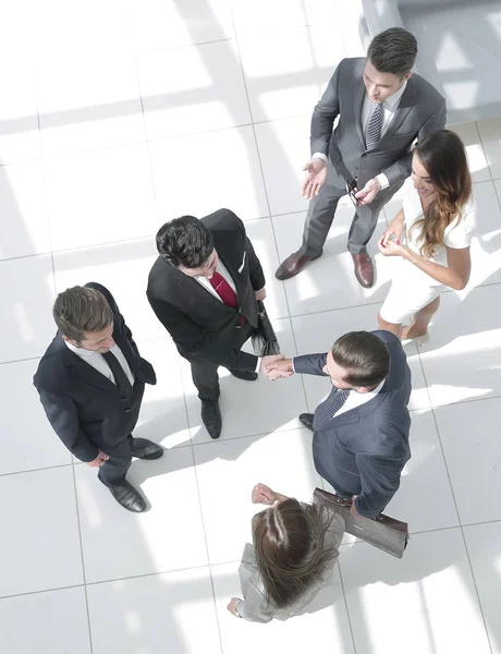 Vista dall'alto. partner commerciali della stretta di mano alla riunione — Foto Stock