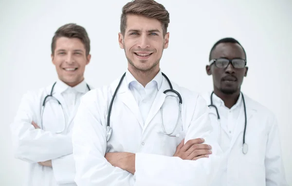 Kendine güvenen üç meslektaşları birlikte ayakta doktorlar — Stok fotoğraf