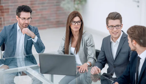 Unternehmensführung diskutiert unternehmerische Fragen — Stockfoto