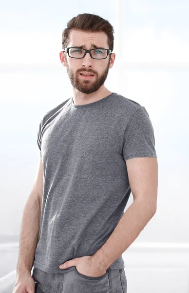 Moderner junger Mann im grauen T-Shirt — Stockfoto