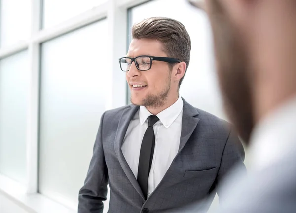 Giovane dipendente in piedi in ufficio . — Foto Stock