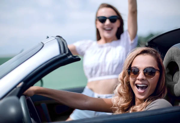 Close up.two Freundinnen reisen in einem Cabrio-Auto — Stockfoto