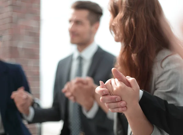 Bedrijfsgroep in een cirkel binnen hand in hand — Stockfoto