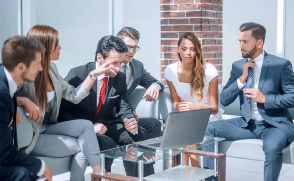 Seriöses Business-Team schaut auf Laptop-Bildschirm — Stockfoto