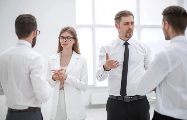 Dipendenti dell'azienda che discutono i compiti attuali — Foto Stock