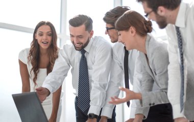 İş ekibi çevrimiçi bilgileri tartışıyor