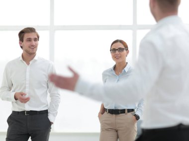 çalışan meslektaşları ile onun fikirleri paylaşmak.