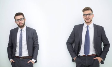 ışıkta izole iki gülümseyen iş adamları