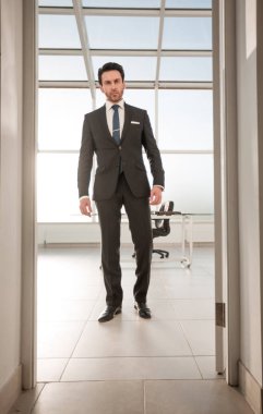 ciddi iş adamı ofisine yürür