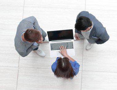 en iyi view.the iş grubu bir dizüstü bilgisayar kullanarak