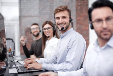 Teknik destek uzmanları işyerinde