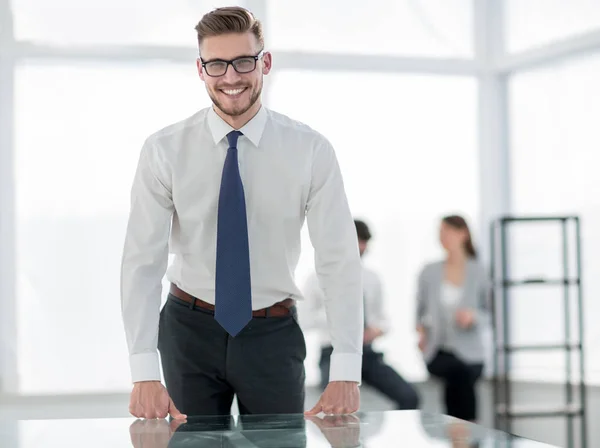 Χαμογελώντας επιχειρηματίας στέκεται σε νέο γραφείο — Φωτογραφία Αρχείου