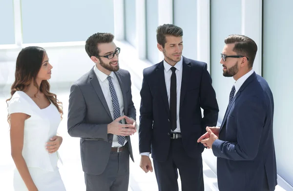 Gruppe von Geschäftsleuten im Gespräch, im Büro stehend — Stockfoto