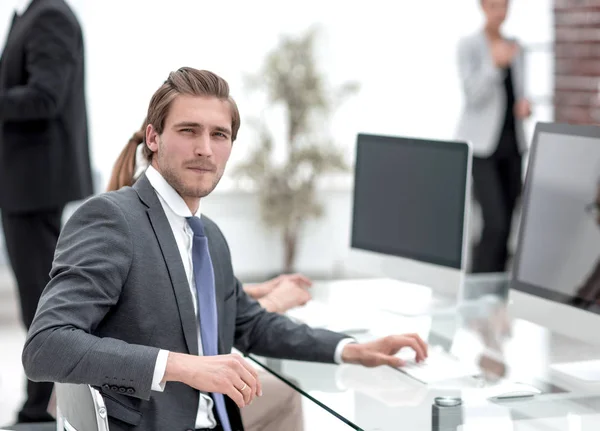 Biznesmen Pewnie Siedzi Przy Biurku Office Photo Banku Miejsca Tekst — Zdjęcie stockowe