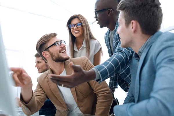 Business-team diskuterar bra online-nyheter — Stockfoto