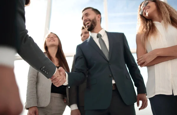 Obchodní partneři pozdravují jeden druhého potřesením ruky — Stock fotografie