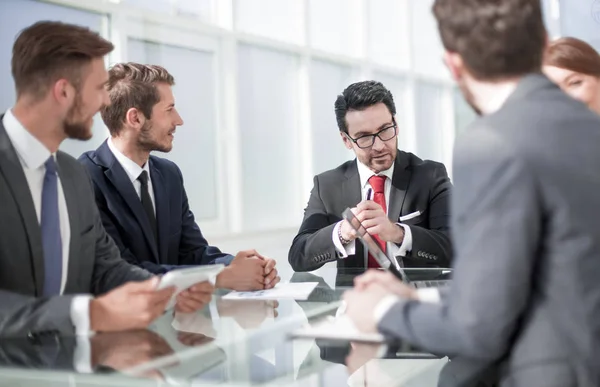 Geschäftsmann und Geschäftsteam bei einem Treffen im Büro — Stockfoto