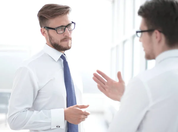 De cerca. empleados discuten sus ideas de pie en la oficina —  Fotos de Stock