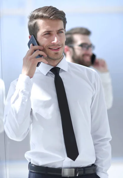 Close up.successful joven empresario hablando en el teléfono inteligente — Foto de Stock