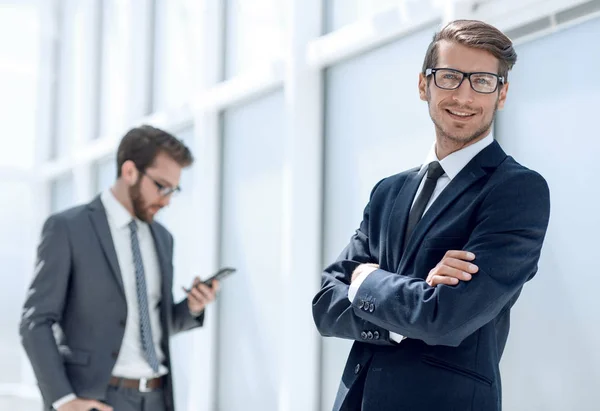 Framgångsrik affärsman i bakgrunden av kontoret — Stockfoto