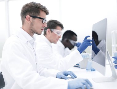 grup bilim adamı laboratuar çalışmaları yapmak
