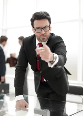 Katı iş sahibi seni işaret ediyor..