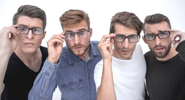 Компания мужчин из четырех человек в очках — стоковое фото