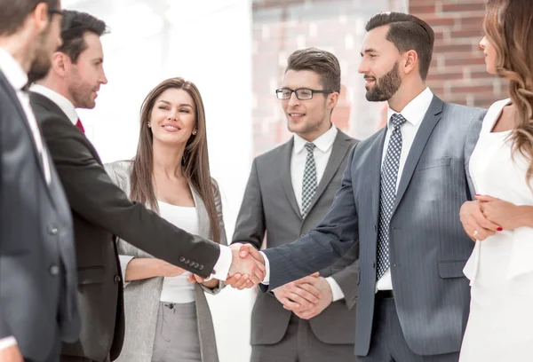 Team di lavoro guarda la stretta di mano dei partner commerciali — Foto Stock