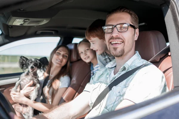 Bir aile araba yan view.happy baba — Stok fotoğraf