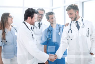 Hastane koridorunda tokalaşırken doktorlar