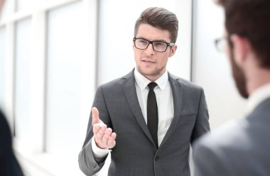 Patron bir şey onun çalışanları ile tartışıyor