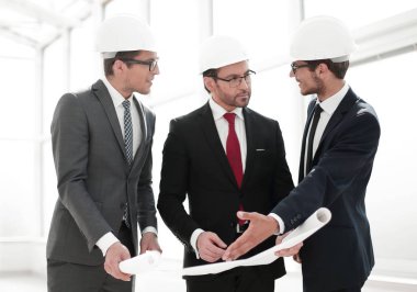 Proje tasarım tartışırken Mimarlar