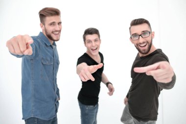 Erkek arkadaşlar sana işaret gülümseyen bir grup